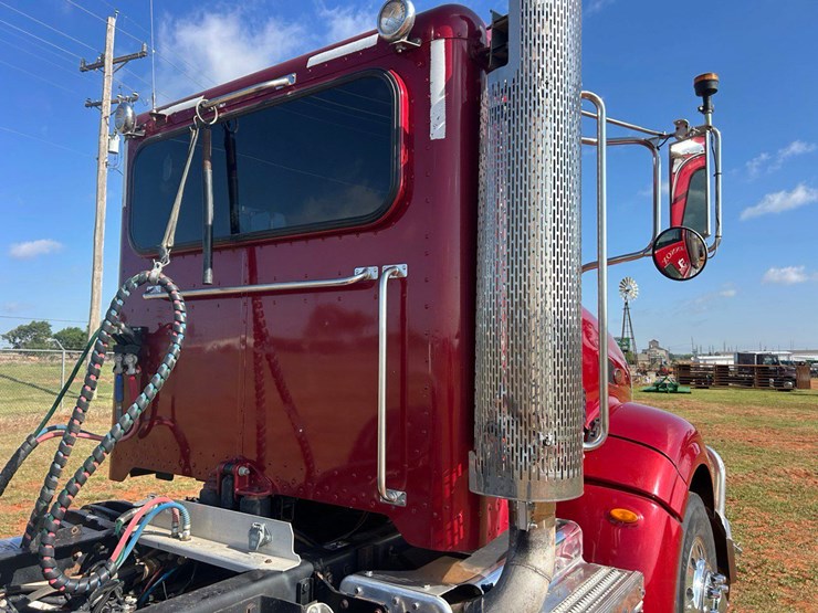 2012-peterbilt-386-image-37