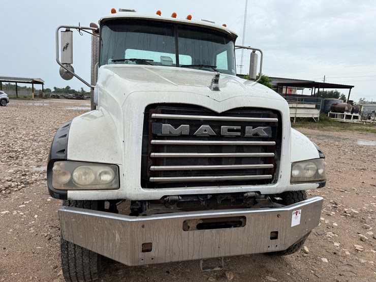 2009-mack-granite-gu713-image-2
