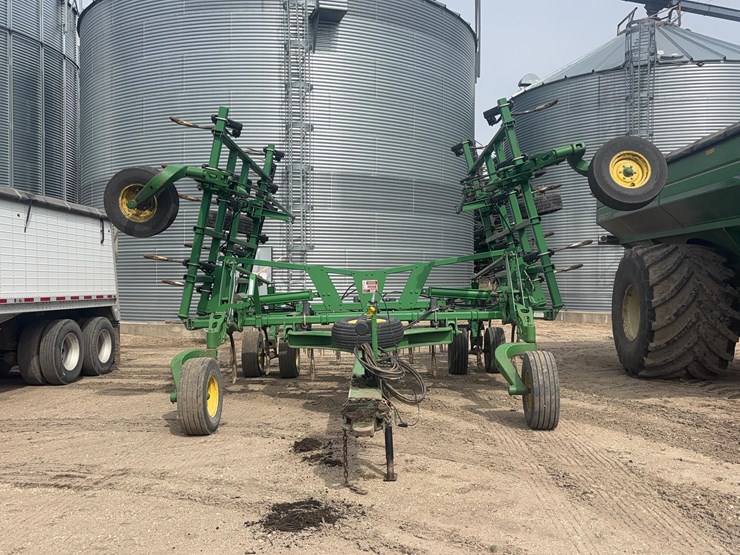 john-deere-2210-image-2