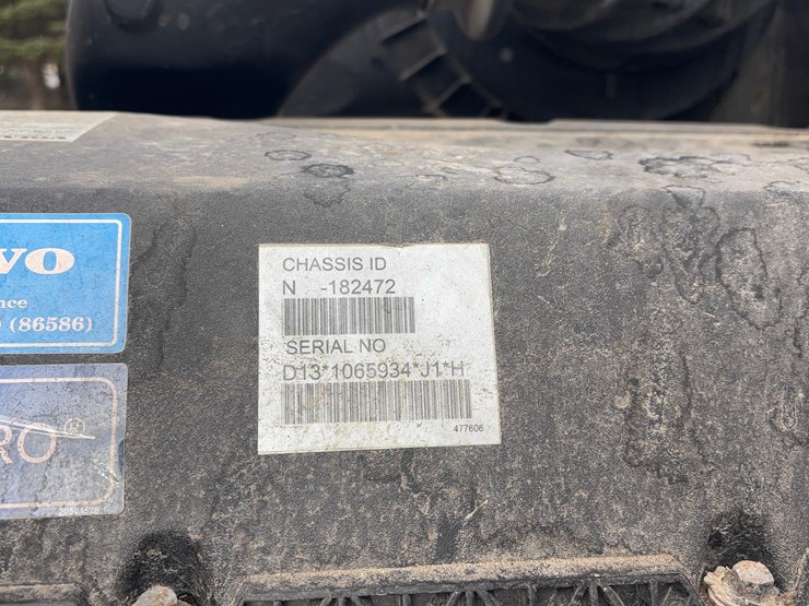 2015-volvo-vnl-semi-image-17