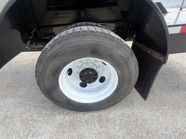 2002-peterbilt-330-image-13