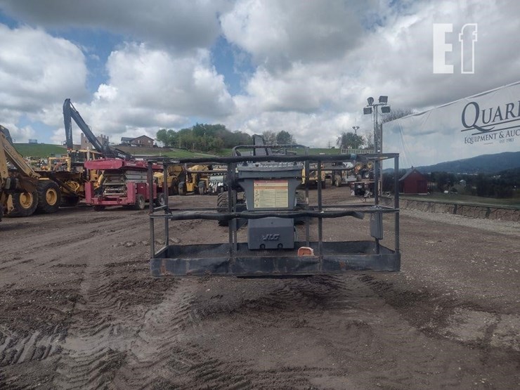 2013-jlg-800s-image-4