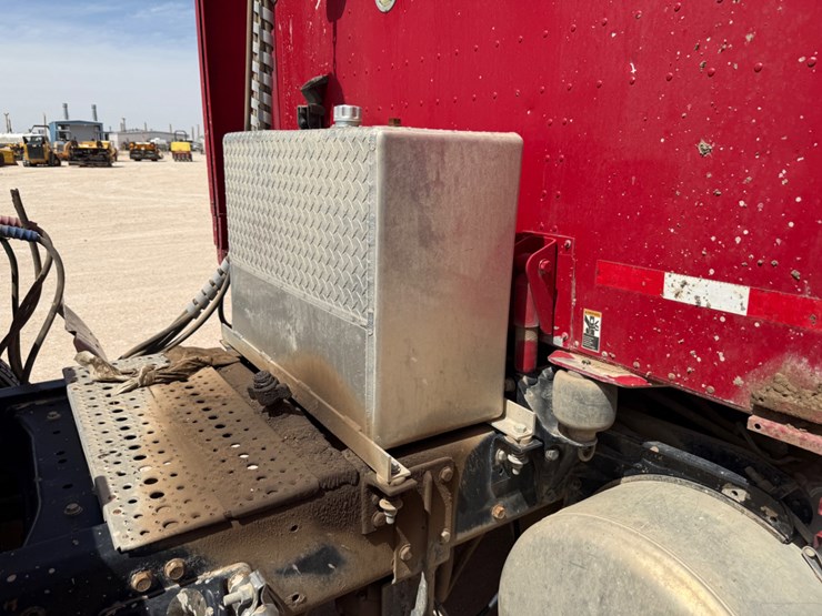 2012-peterbilt-587-image-7