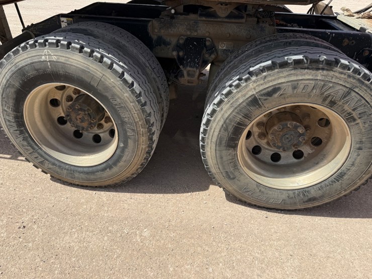 2012-peterbilt-587-image-5