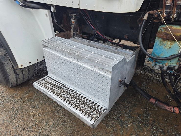 1995-peterbilt-357-image-19