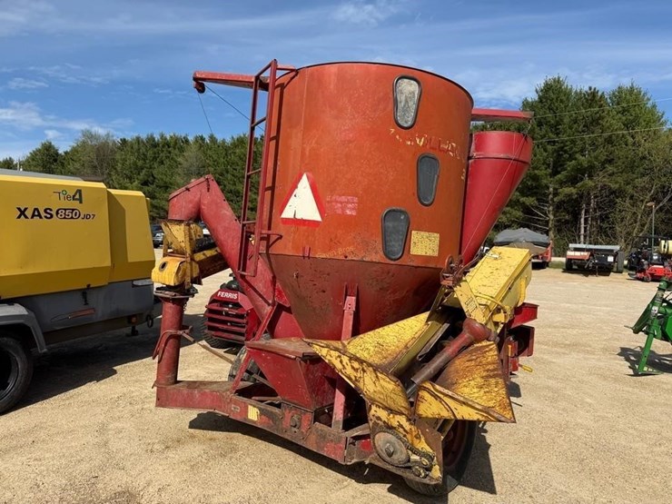 new-holland-352-image-3