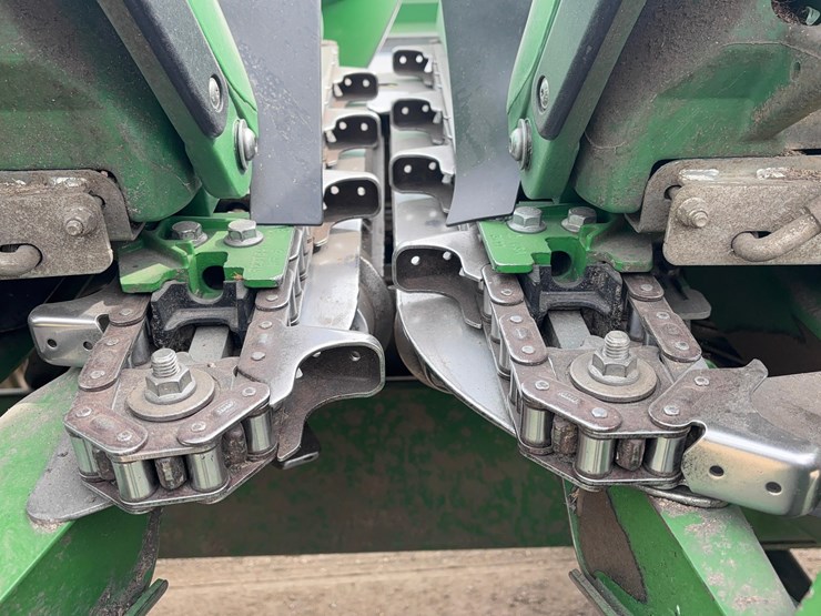 2023-john-deere-c18r-image-16