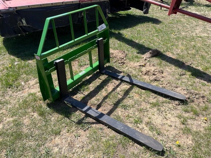 kivel-loader-mt-pallet-forks-image-1