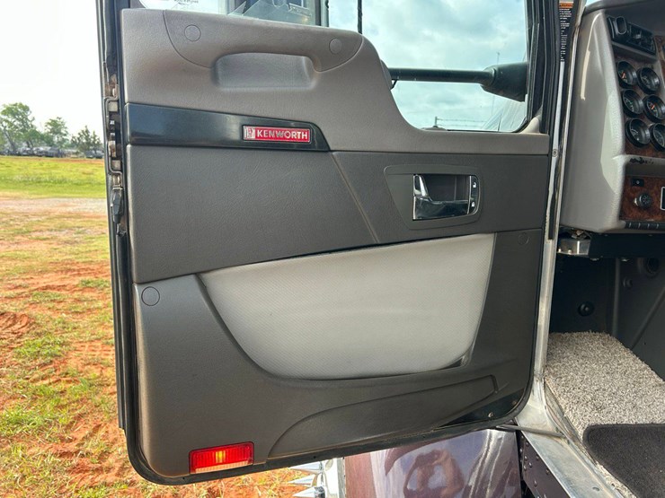 2009-kenworth-t300-image-21