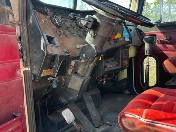 1989-peterbilt-375-image-11