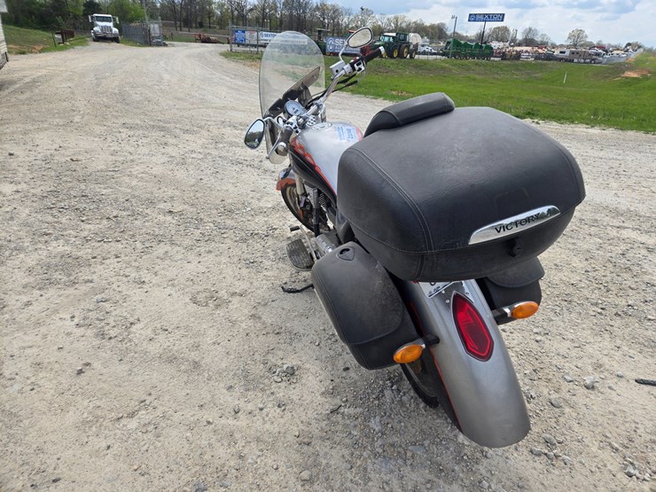 #23348-•-2006-victory-kingpin-motorcycle-image-11