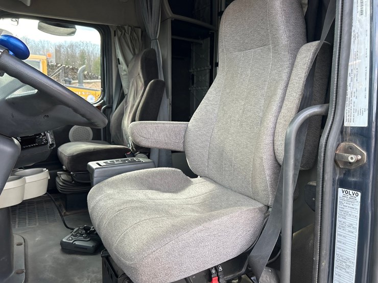 2009-volvo-10-image-52