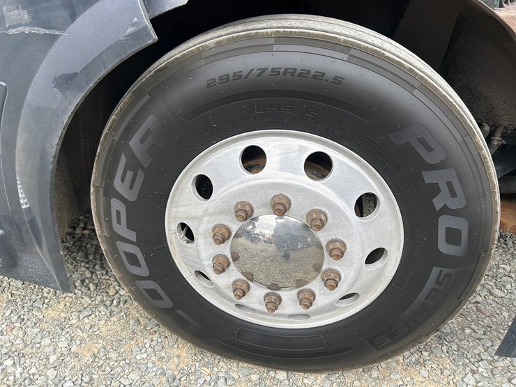 2009-volvo-10-image-69