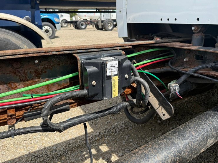 #1174-•-2015-freightliner-cab-and-chassis-image-37