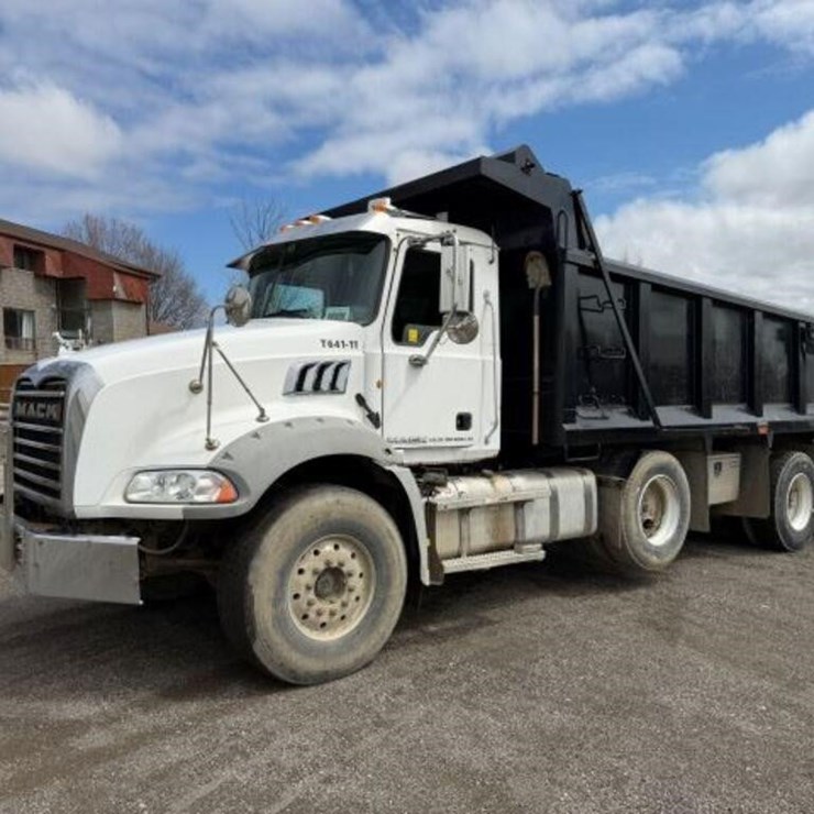 2011 MACK GRANITE GU813