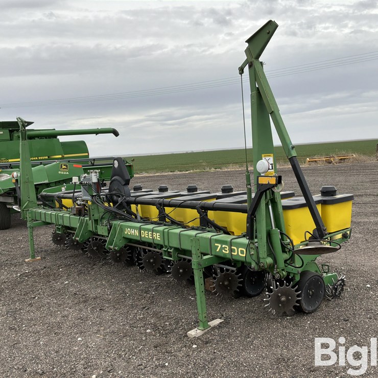 JOHN DEERE 7300