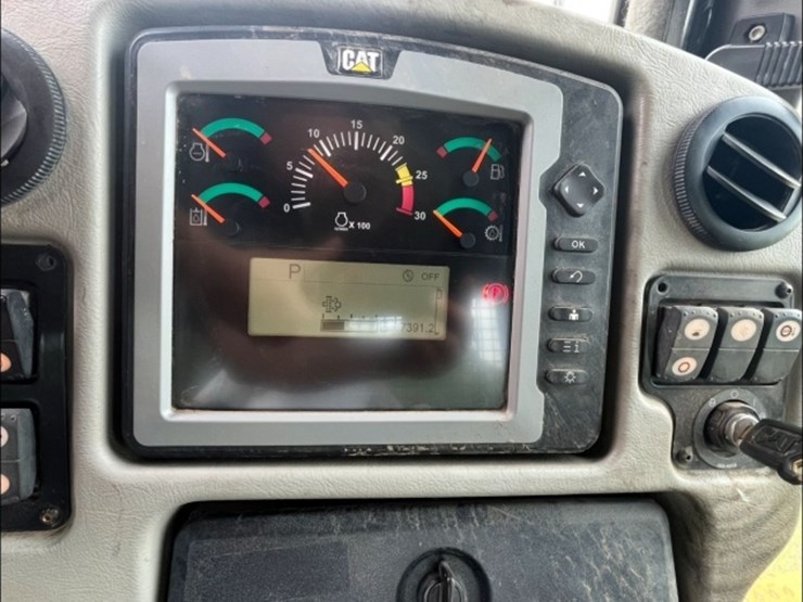 2012-caterpillar-d6t-image-12