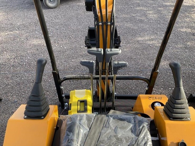 2026-miva-15-mini-excavator-image-9