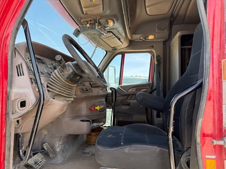 2012-peterbilt-587-image-8
