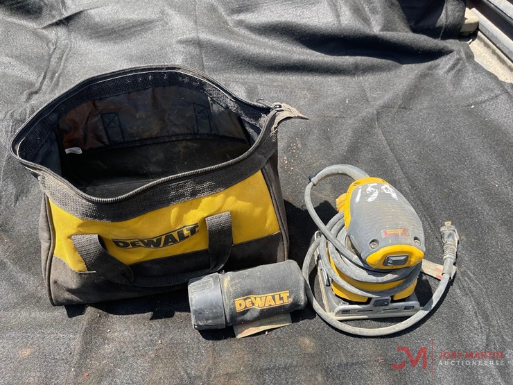 dewalt-electric-orbit-sander-with-filter-&-bag-image-1
