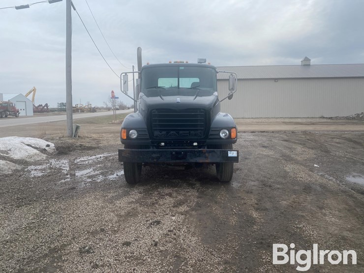 2005-mack-granite-cv713-image-2