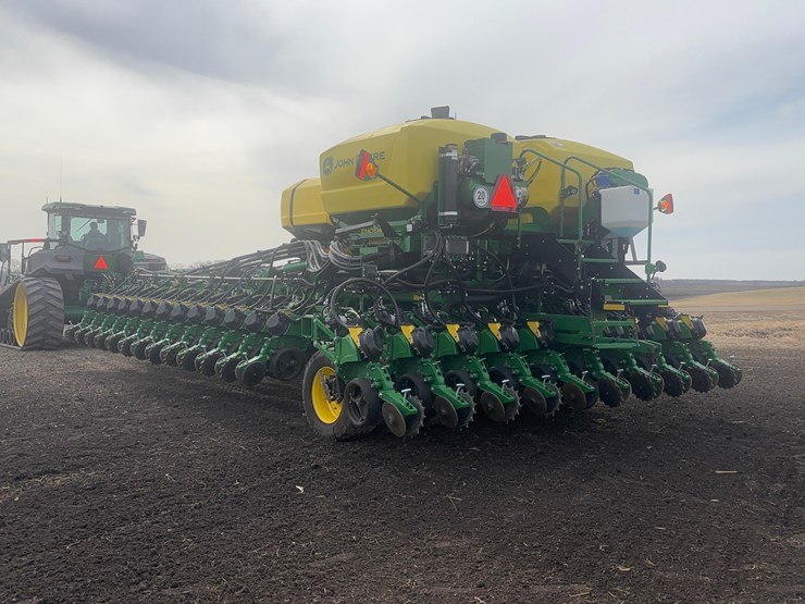 2024-john-deere-db66-image-5