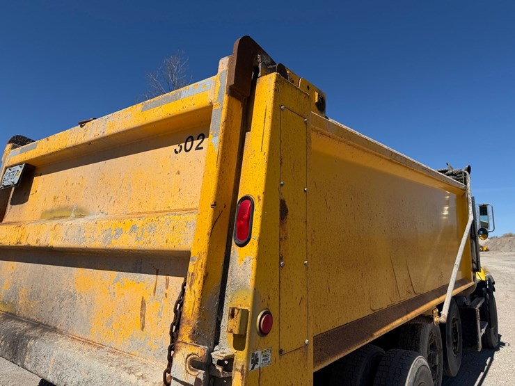 1995-mack-cl713-image-28