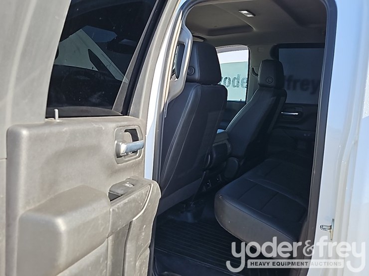 2022-chevrolet-2500hd-image-23