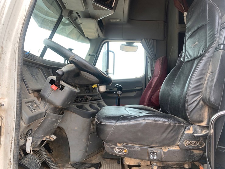 2008-freightliner-columbia-120-image-10