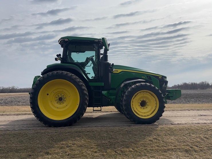 2022-john-deere-8r-370-image-4