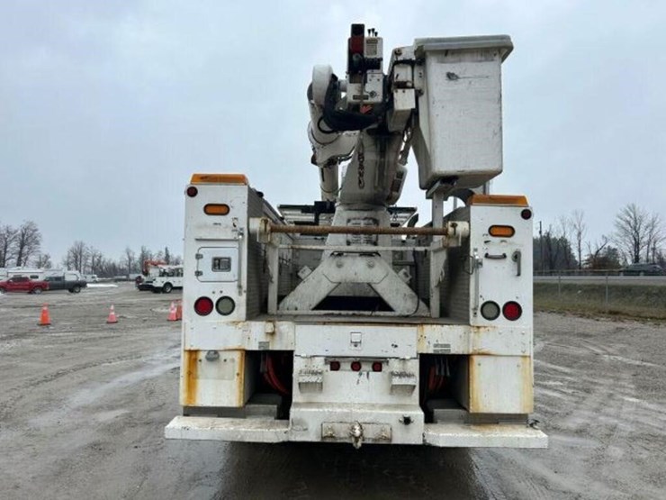 2004-freightliner-fl80-image-7