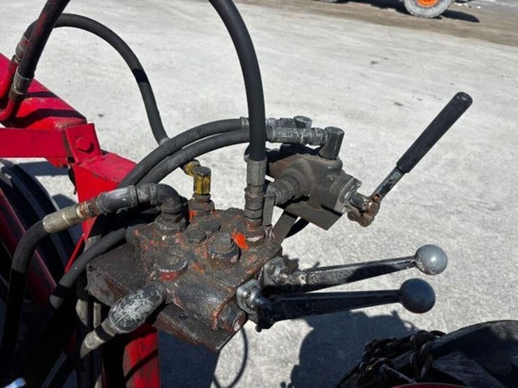 massey-ferguson-135-image-23