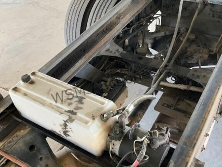 2006-isuzu-npr-image-11