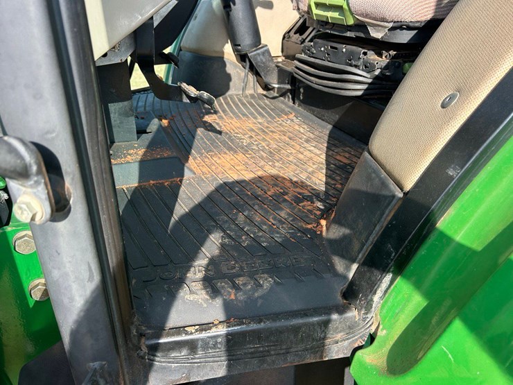 2010-john-deere-6115d-image-22