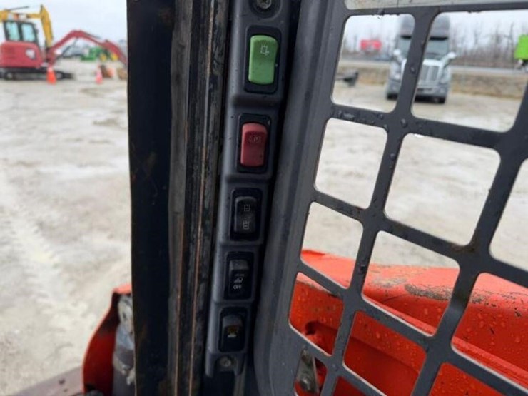 2018-kubota-ssv65-image-13