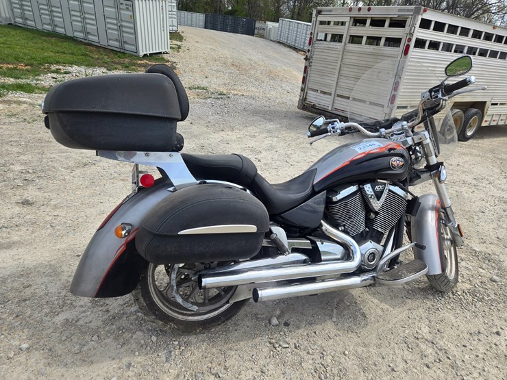 #23348-•-2006-victory-kingpin-motorcycle-image-7