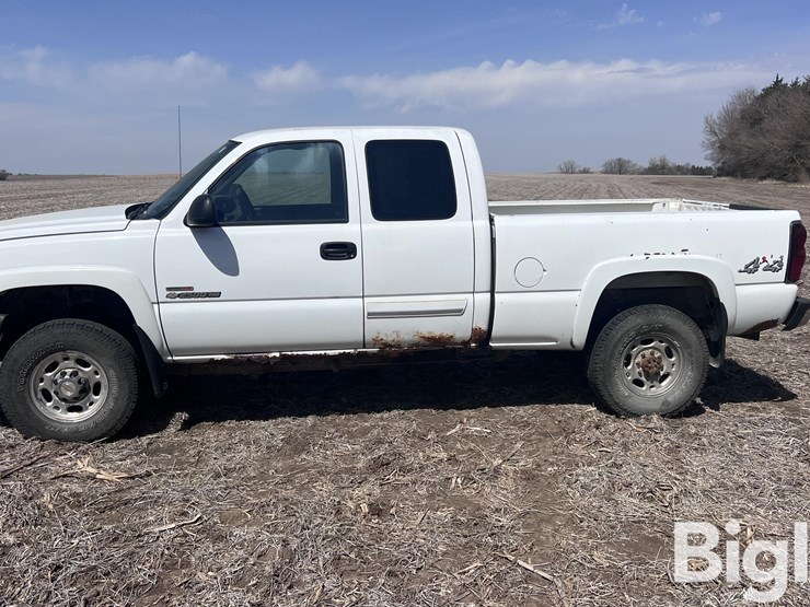 2004-chevrolet-silverado-2500-image-8