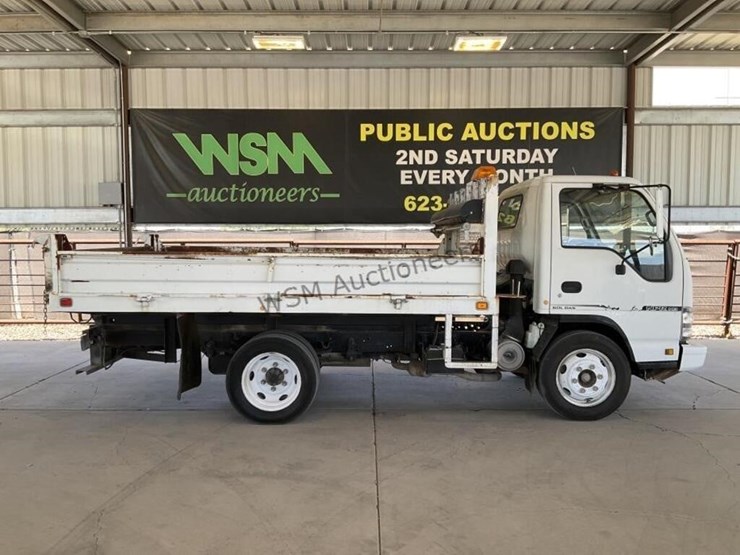 2006-isuzu-npr-image-1