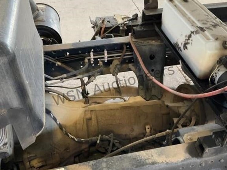 2006-isuzu-npr-image-12