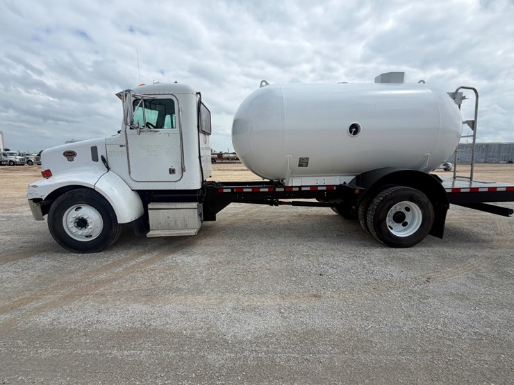 2002-peterbilt-330-image-8