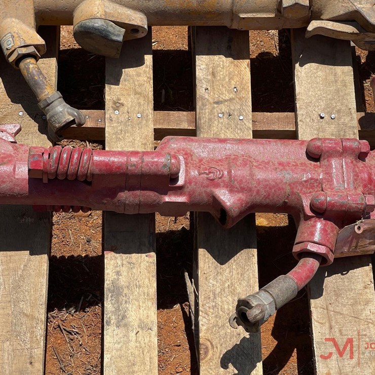 PNEUMATIC JACK HAMMER