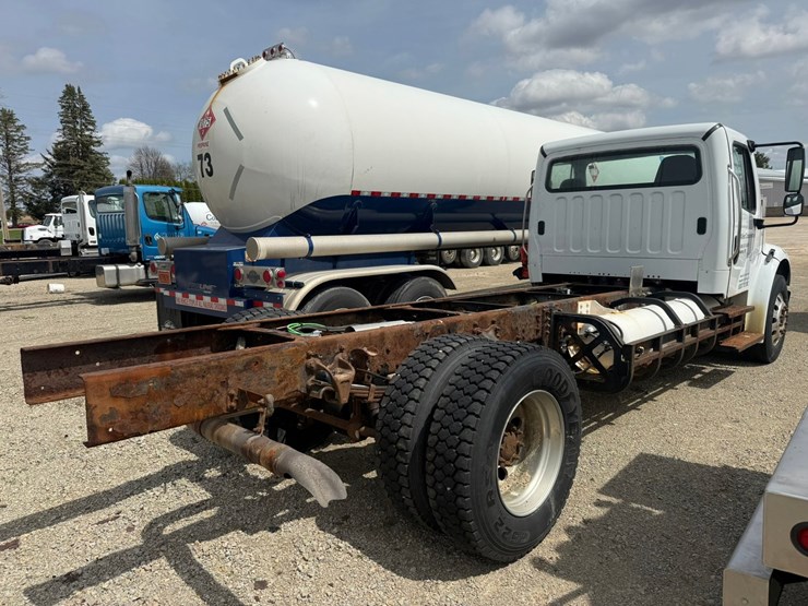 #1174-•-2015-freightliner-cab-and-chassis-image-6