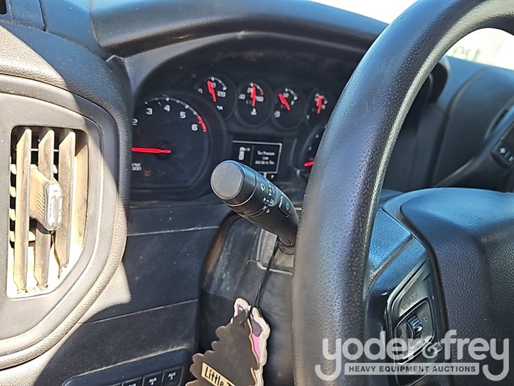 2022-chevrolet-2500hd-image-32