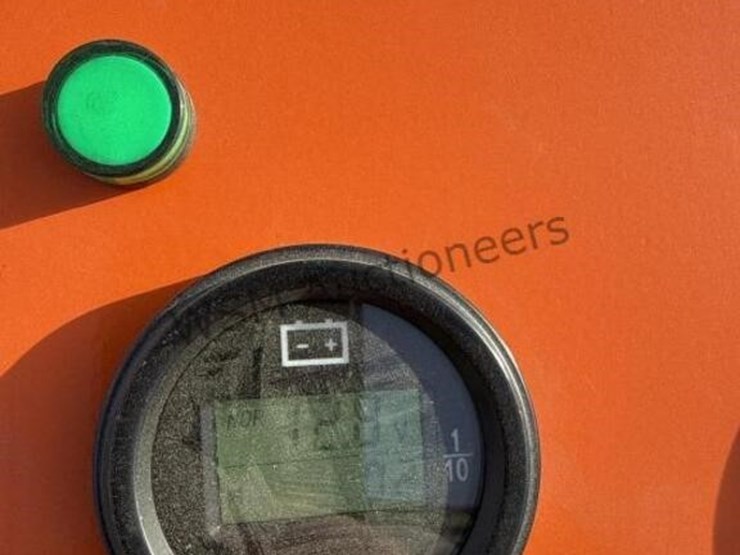 2026-sdl-36c-stand-up-skid-steer-image-12