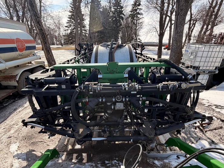 sprayer-boom-and-tank-image-2