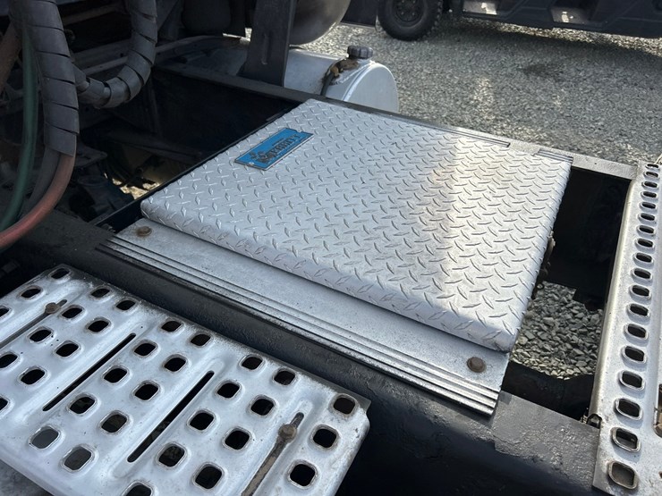 2009-volvo-10-image-31