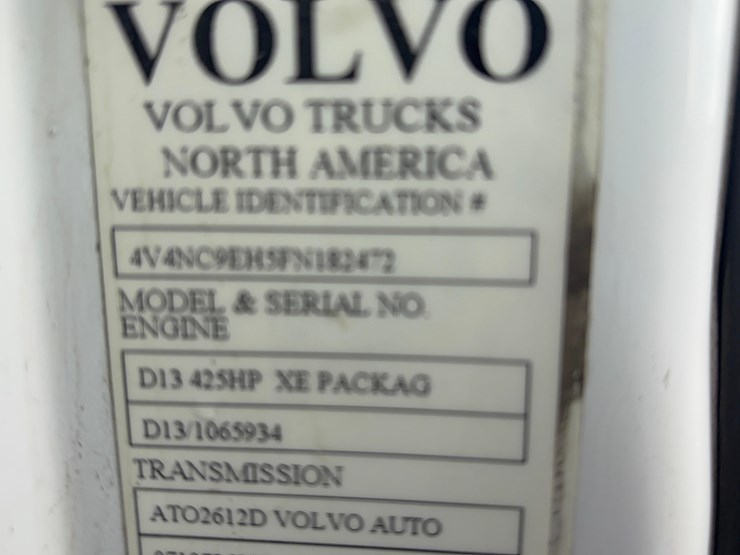 2015-volvo-vnl-semi-image-33