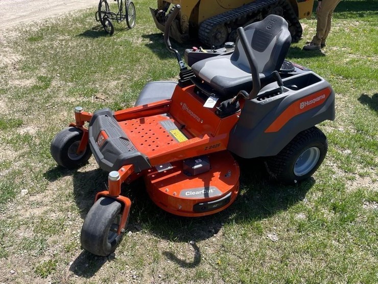 husqvarna-z242f-zero-turn-mower-image-3