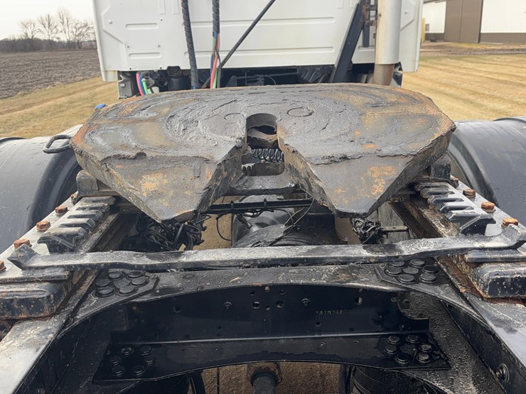 2015-volvo-vnl-semi-image-11