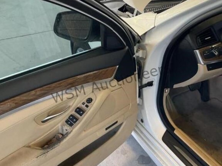 2011-bmw-528i-sdn-image-22